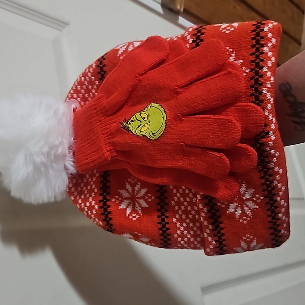 DR SEUSS THE GRINCH TWO PIECE SET: HAT/GLOVES: NEW WITH TAGS: YOUTH ONE SIZE